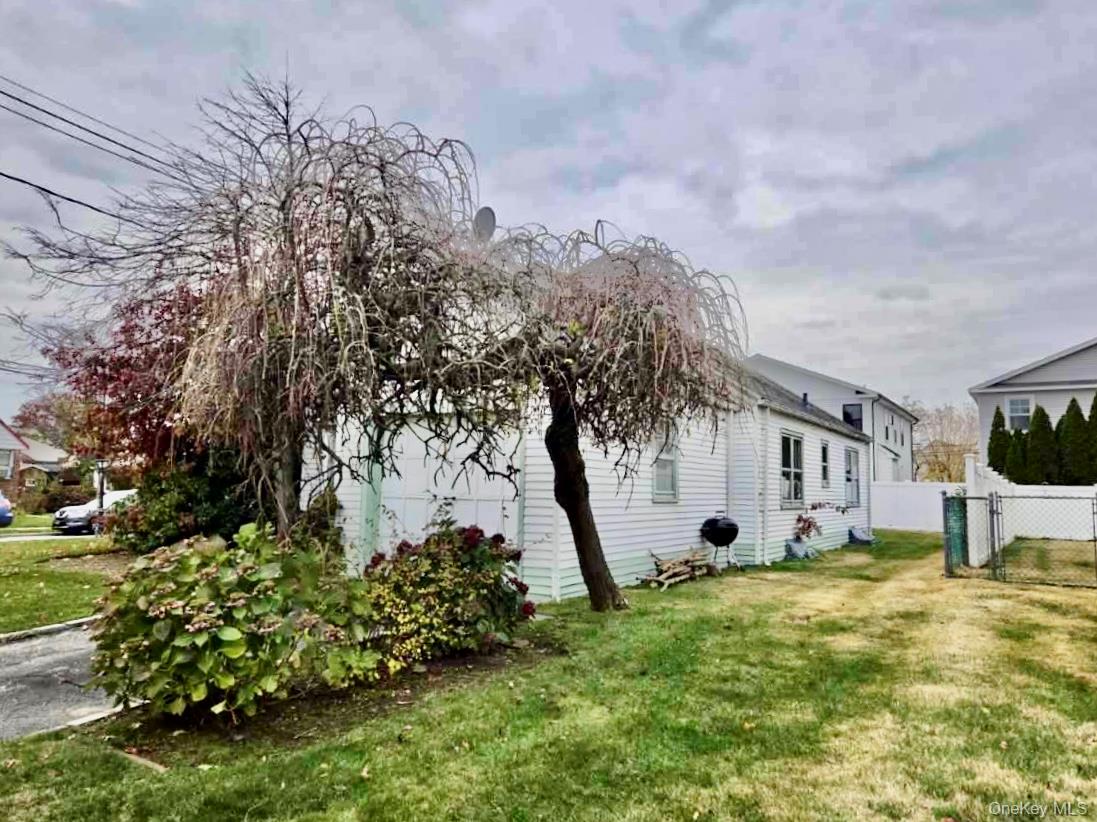 #2 photo, 372 Jackson Avenue, Mineola , NY 11501