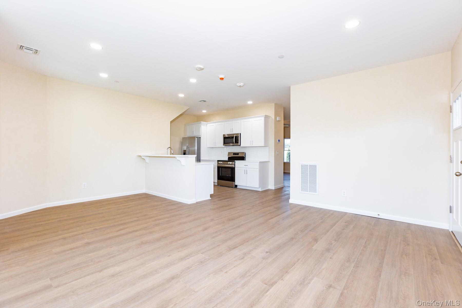 #4 photo, 843 Lake Boulevard, Lindenhurst , NY 11757