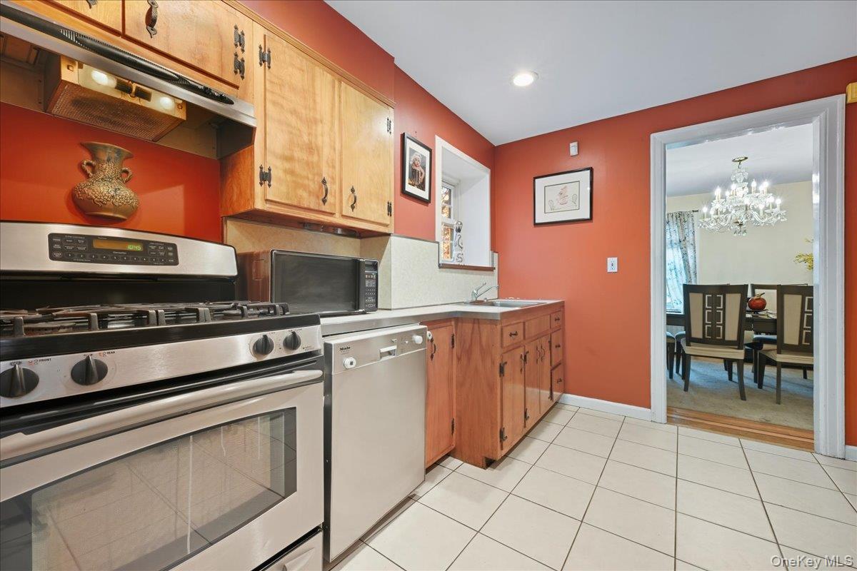 #13 photo, 143 Bromleigh Road, Stewart Manor , NY 11530