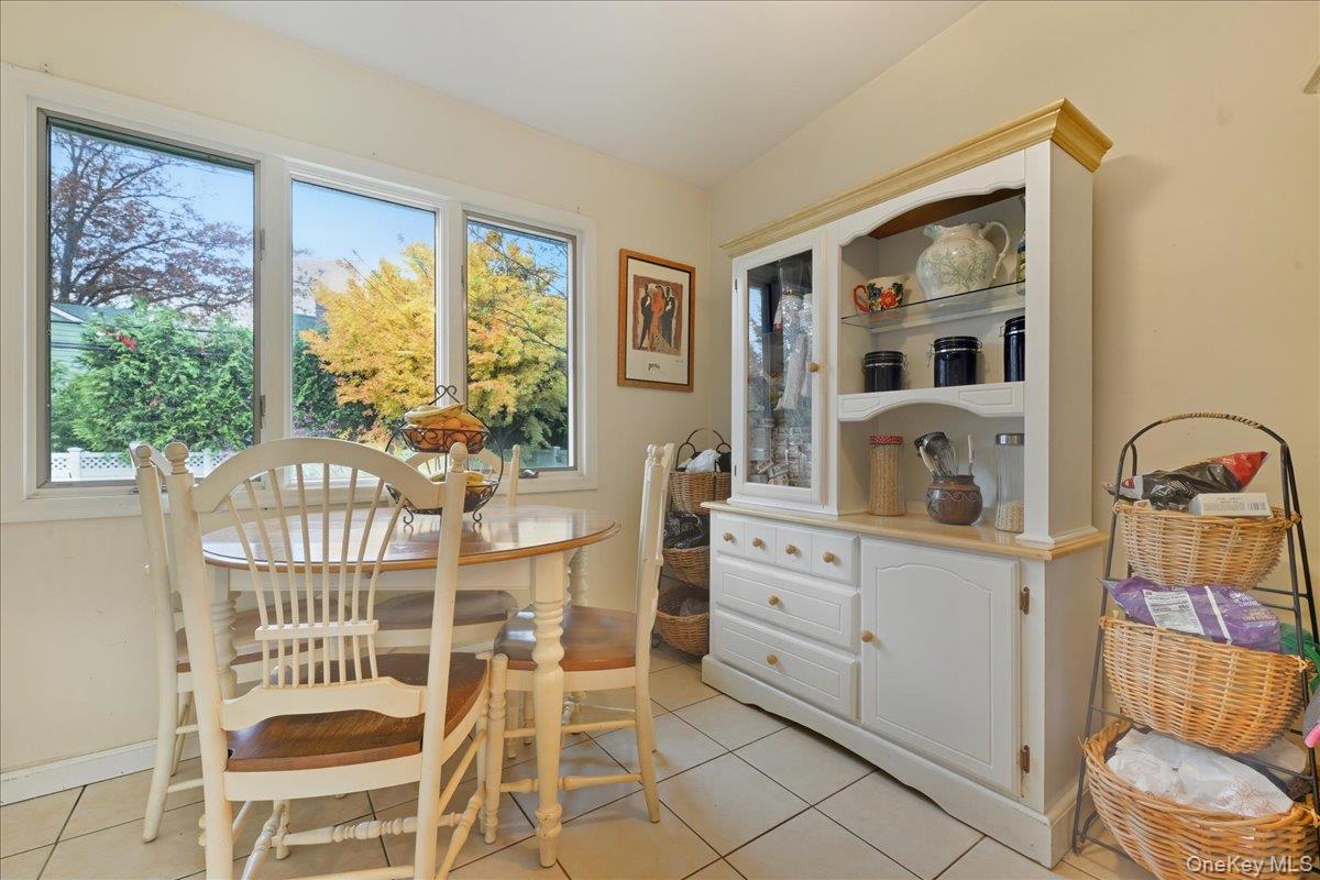 #16 photo, 143 Bromleigh Road, Stewart Manor , NY 11530