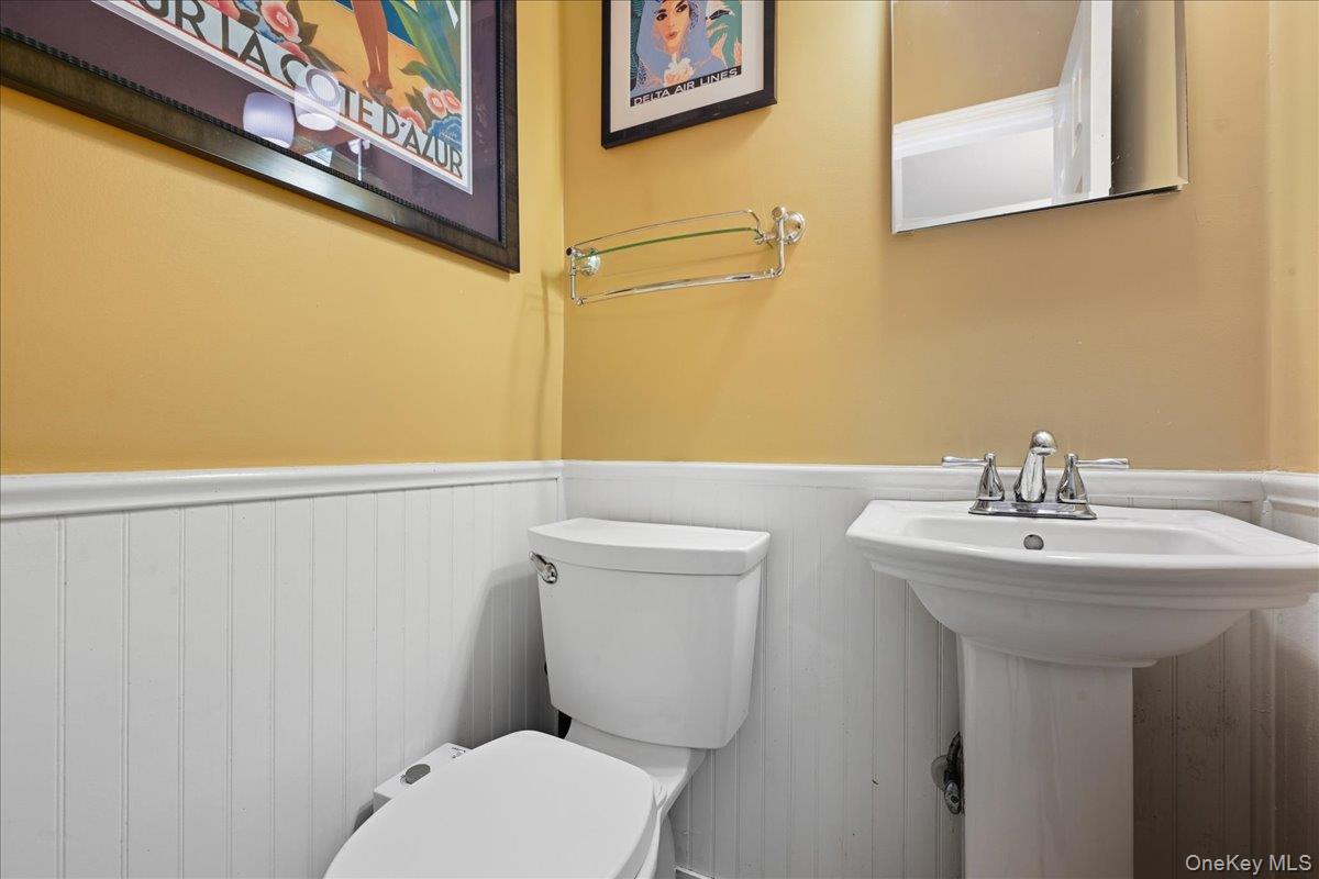 #18 photo, 143 Bromleigh Road, Stewart Manor , NY 11530