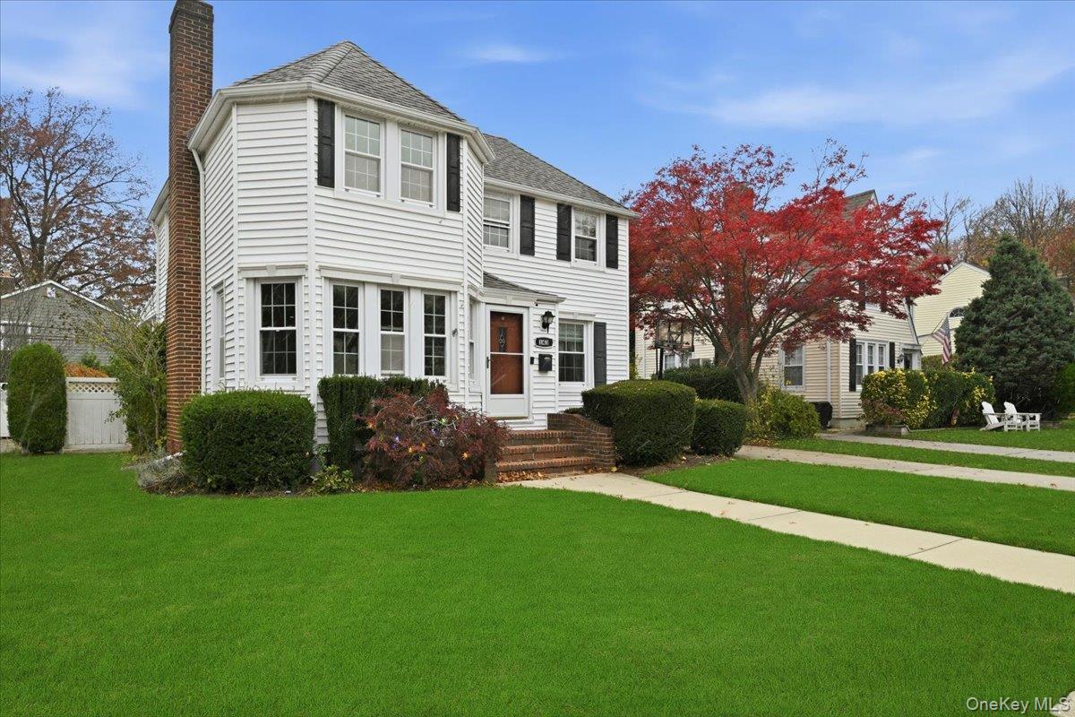 #2 photo, 143 Bromleigh Road, Stewart Manor , NY 11530