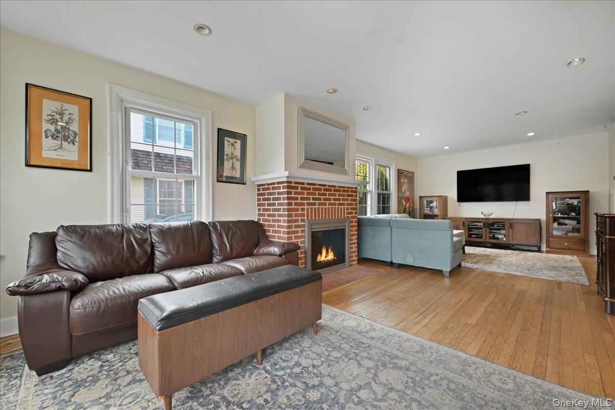 #4 photo, 143 Bromleigh Road, Stewart Manor , NY 11530