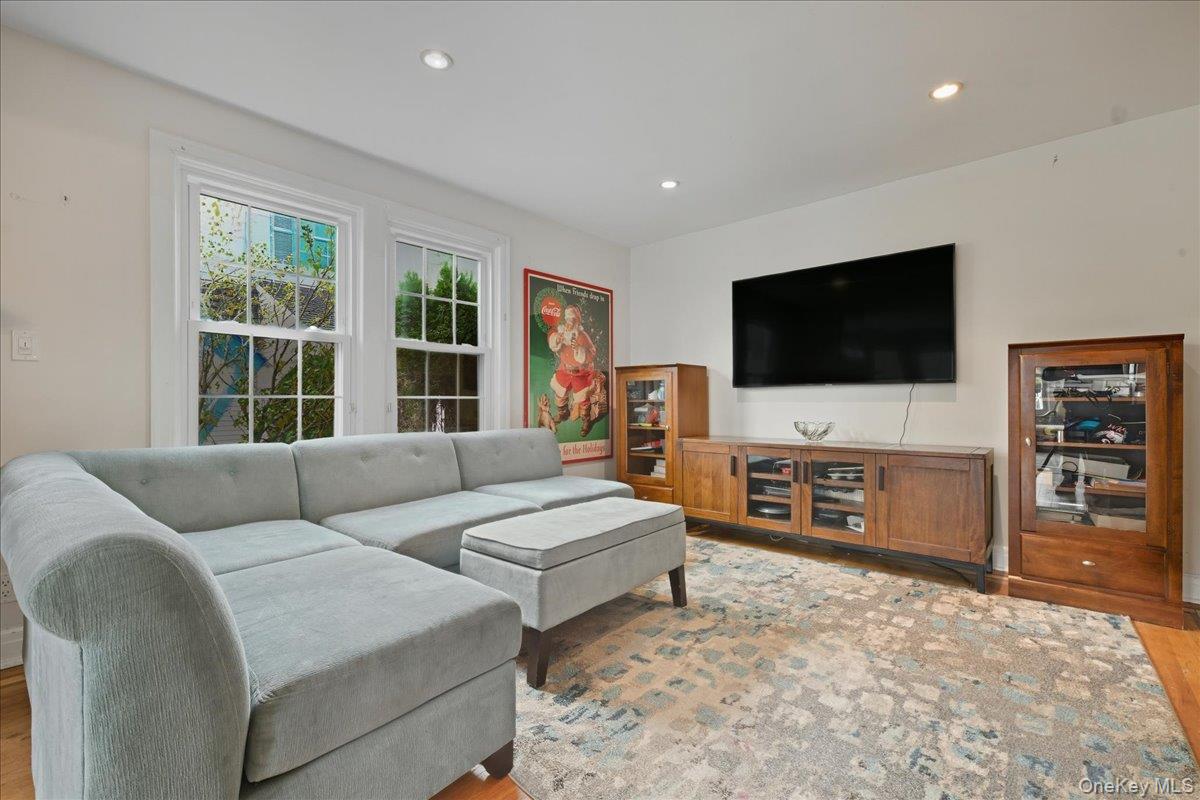 #6 photo, 143 Bromleigh Road, Stewart Manor , NY 11530