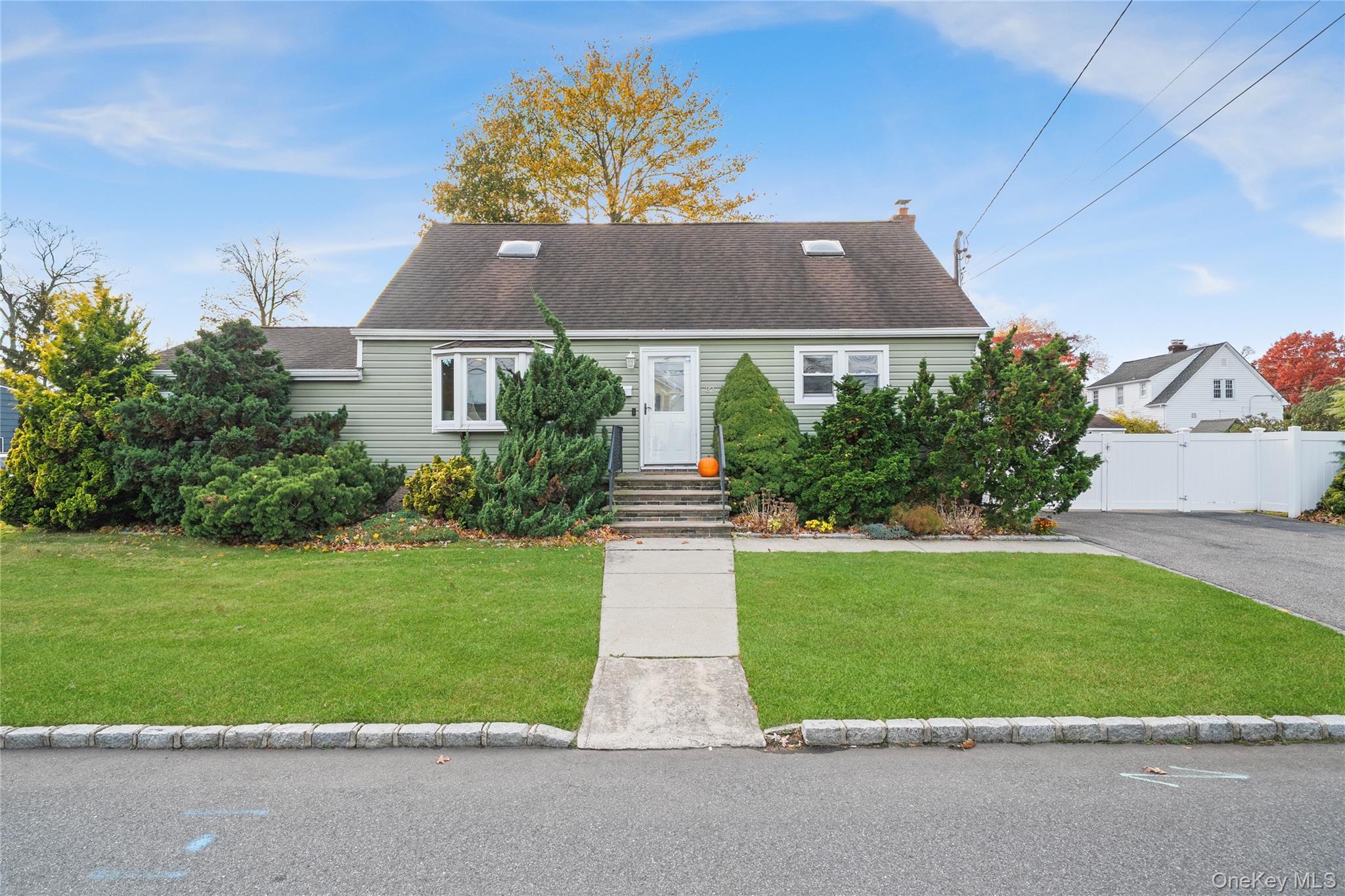 #1 photo, 32 Beachwood Drive, Babylon , NY 11702