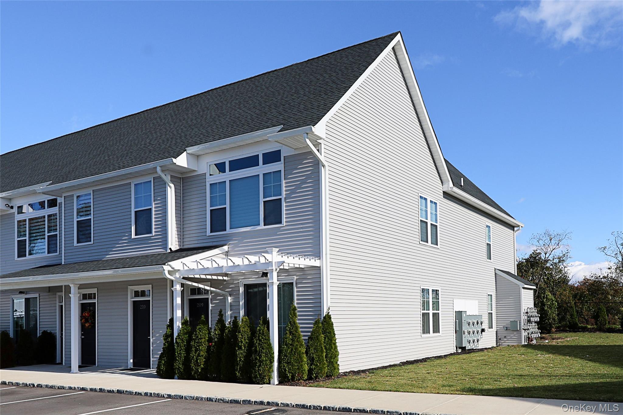 #3 photo, 209 Breton Way, Glen Cove , NY 11542