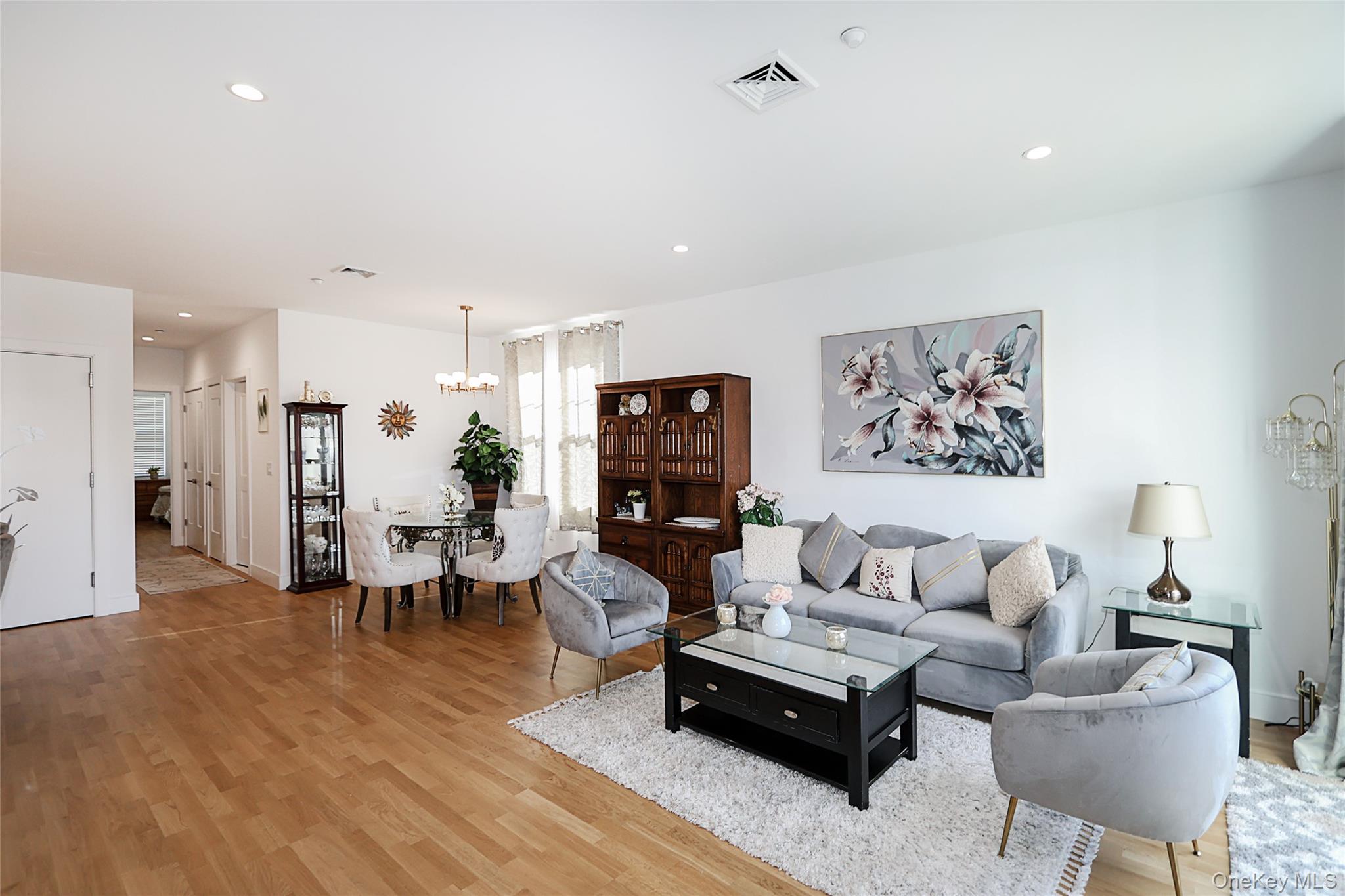 #5 photo, 209 Breton Way, Glen Cove , NY 11542