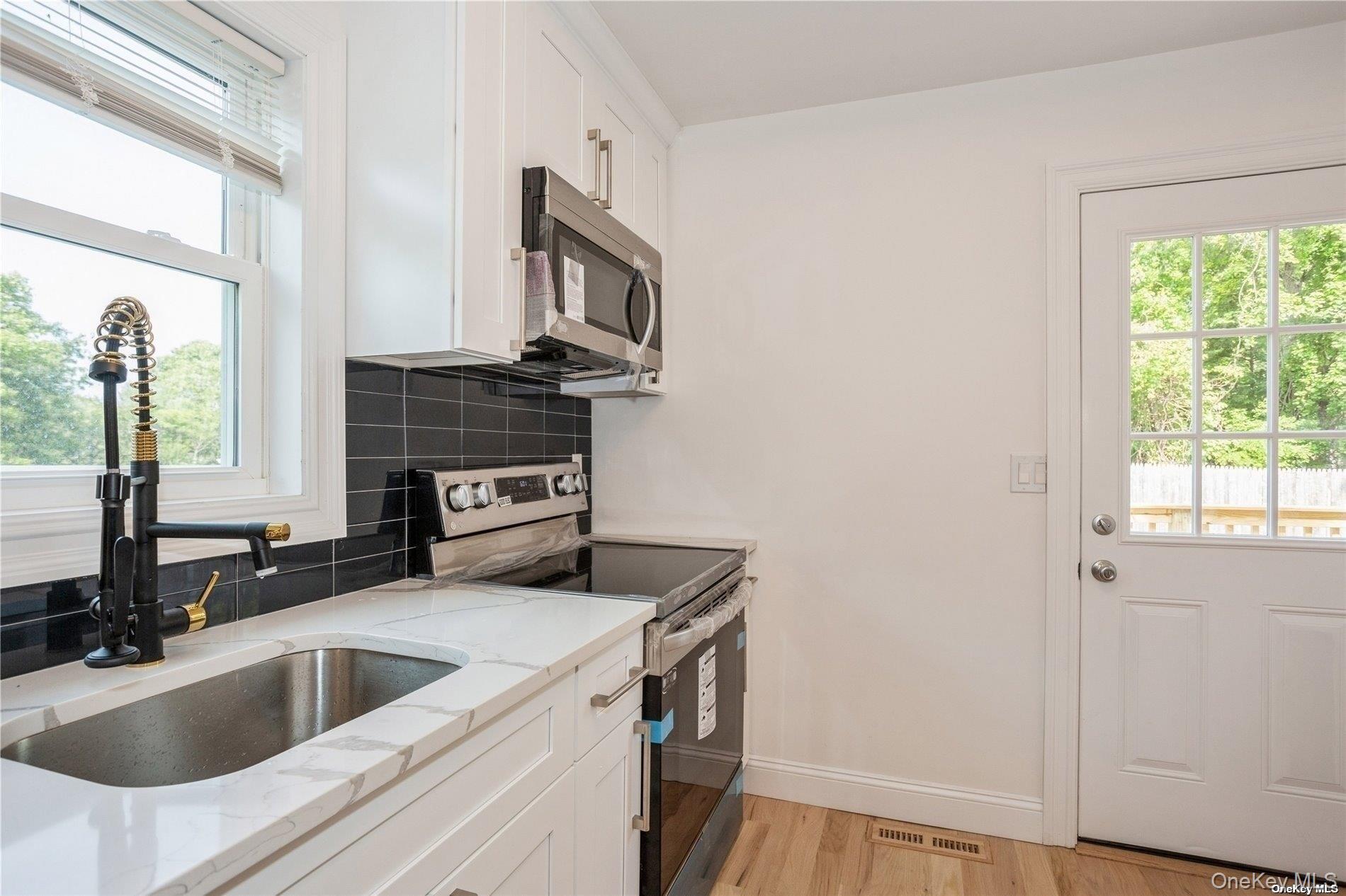 #12 photo, 1075 Waverly Avenue, サフォーク郡 Holtsville , NY 11742