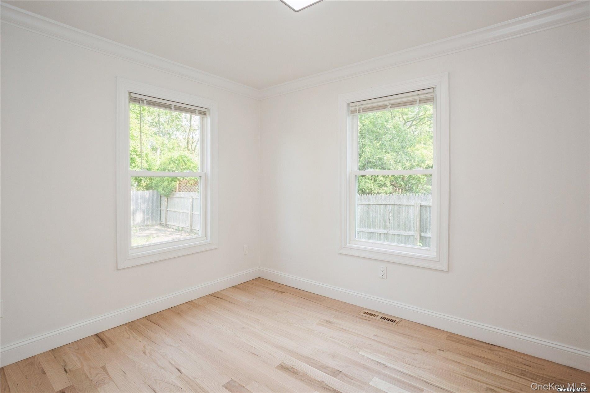 #15 photo, 1075 Waverly Avenue, サフォーク郡 Holtsville , NY 11742