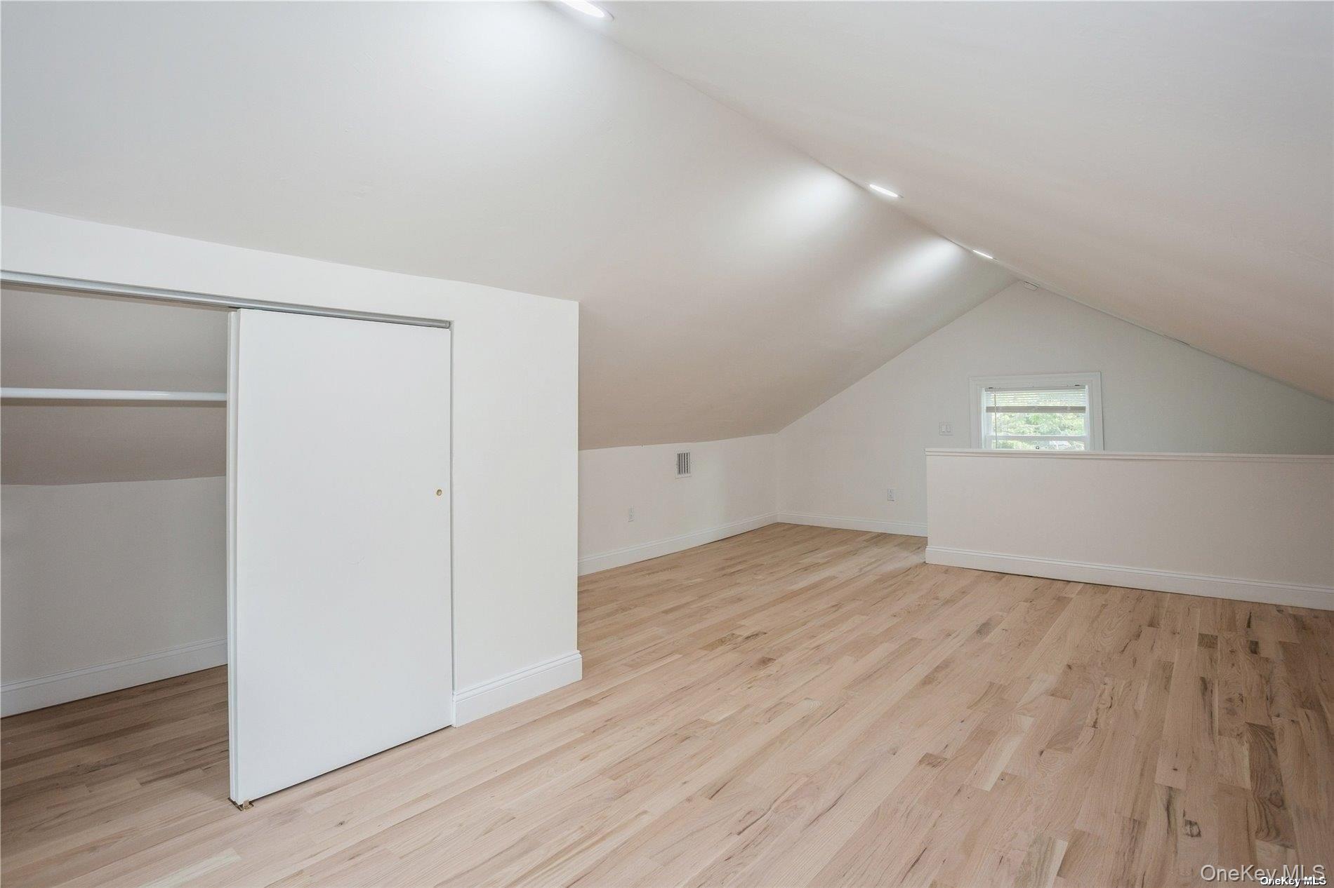 #18 photo, 1075 Waverly Avenue, サフォーク郡 Holtsville , NY 11742