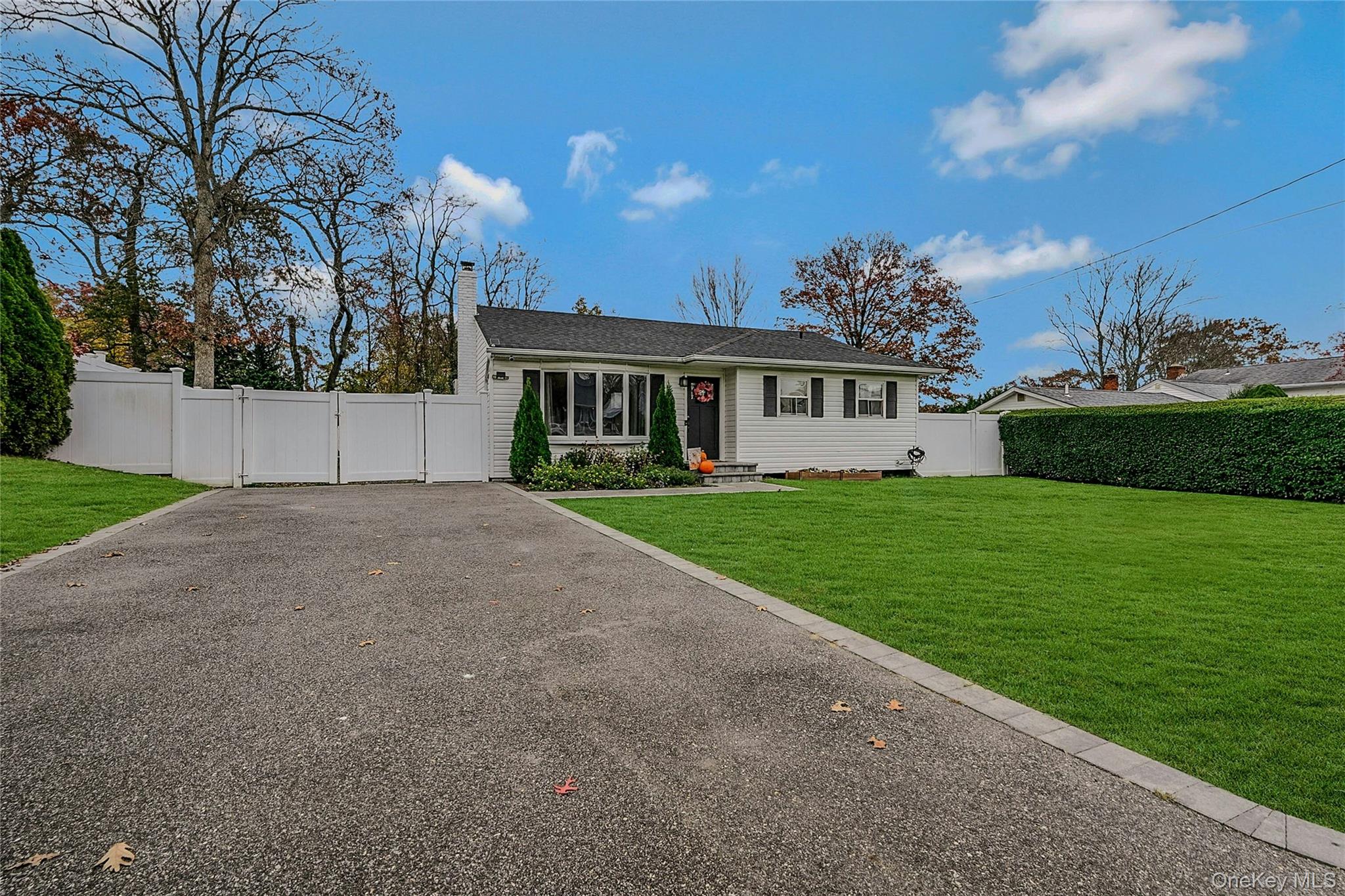 #3 photo, 425 Blue Point Road, サフォーク郡 Farmingville , NY 11738