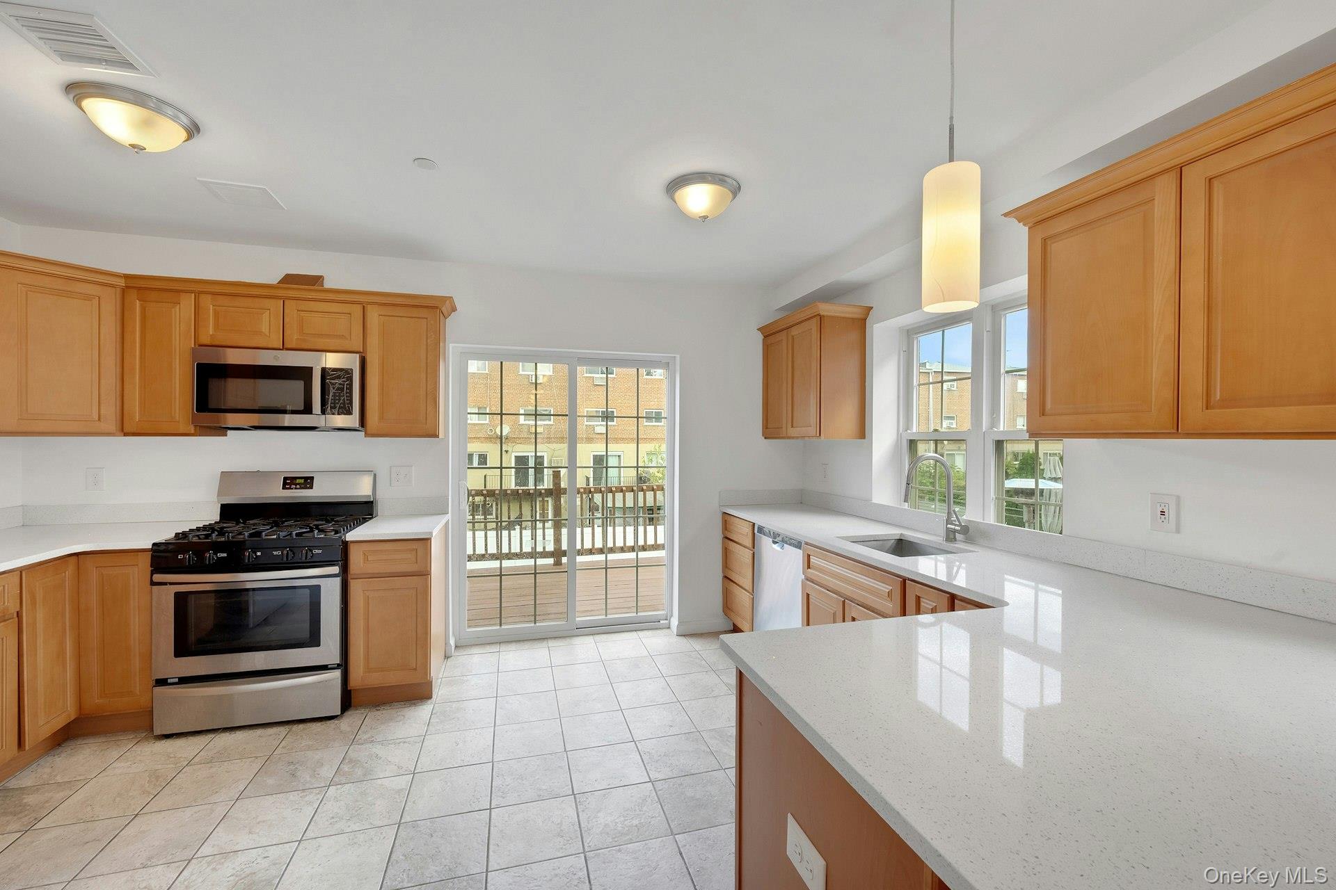 #11 photo, 820 Hollywood Avenue, Bronx , NY 10465