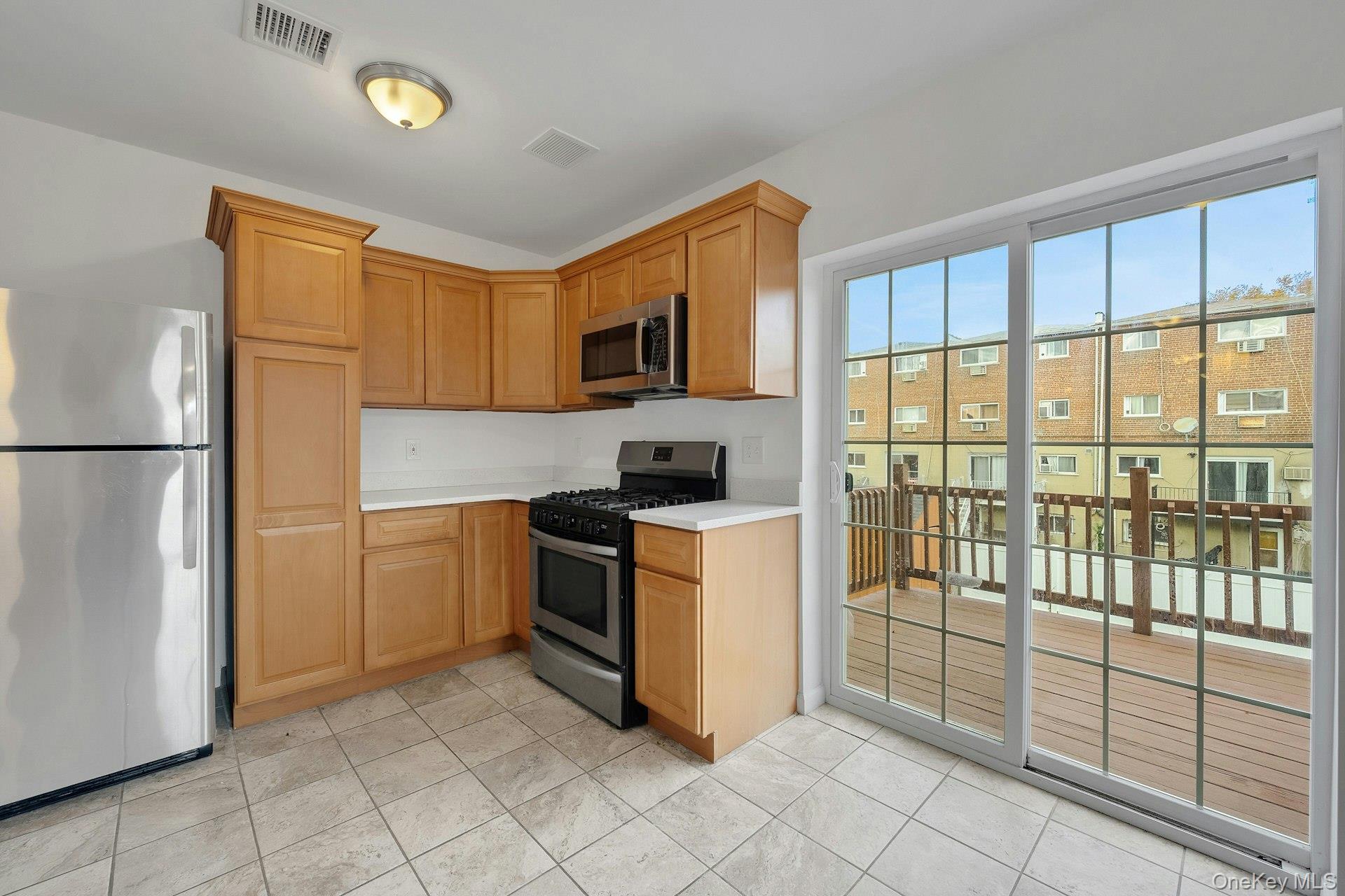 #12 photo, 820 Hollywood Avenue, Bronx , NY 10465