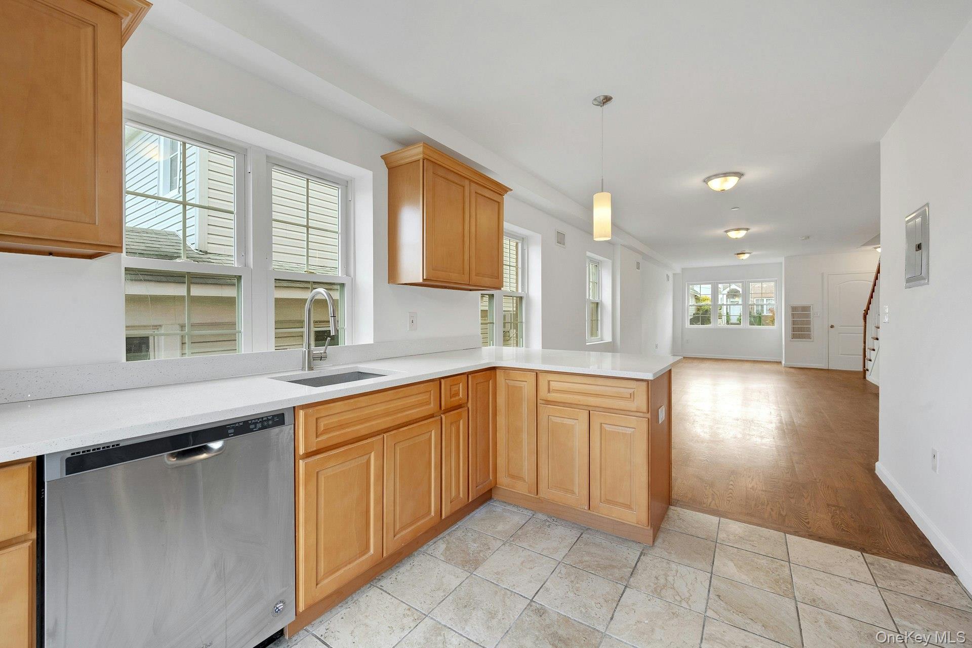 #15 photo, 820 Hollywood Avenue, Bronx , NY 10465