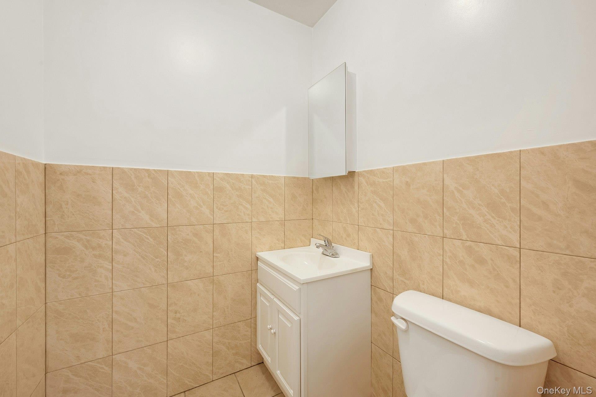 #16 photo, 820 Hollywood Avenue, Bronx , NY 10465