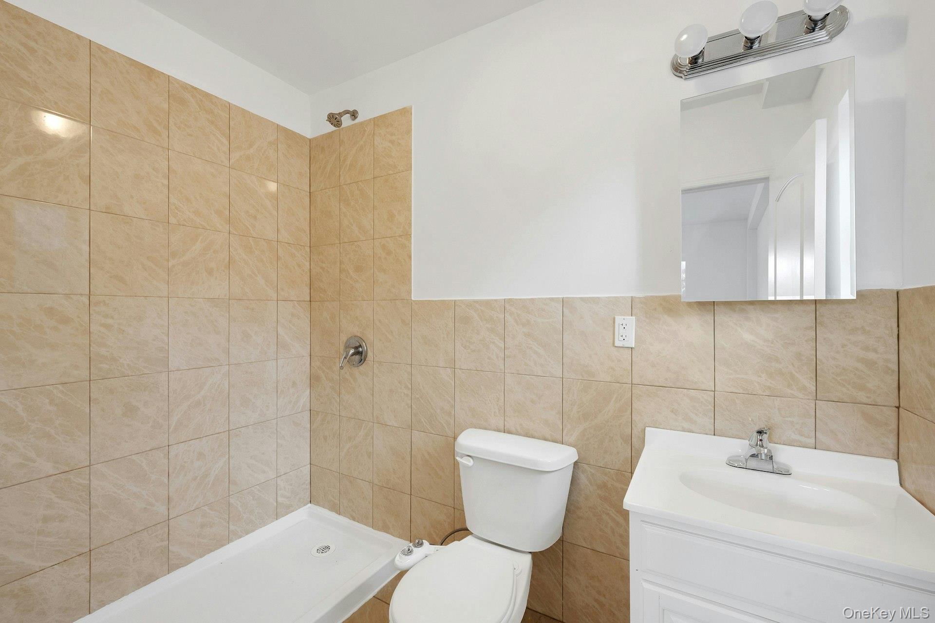 #20 photo, 820 Hollywood Avenue, Bronx , NY 10465