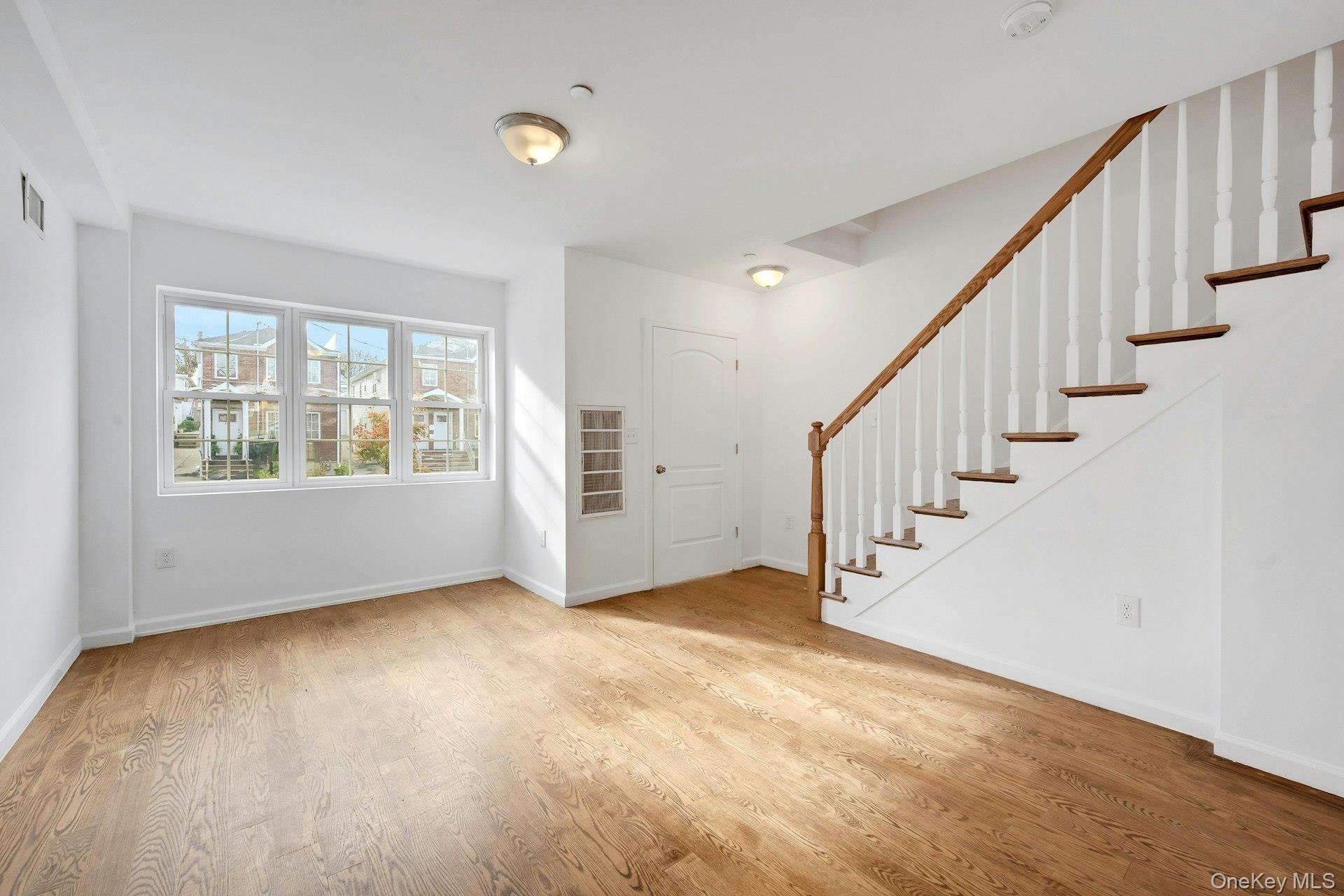 #4 photo, 820 Hollywood Avenue, Bronx , NY 10465