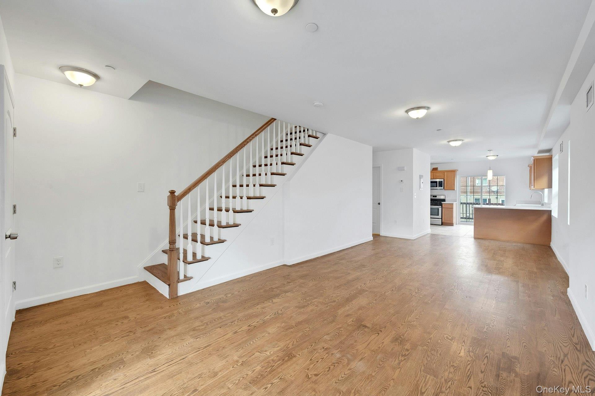 #5 photo, 820 Hollywood Avenue, Bronx , NY 10465