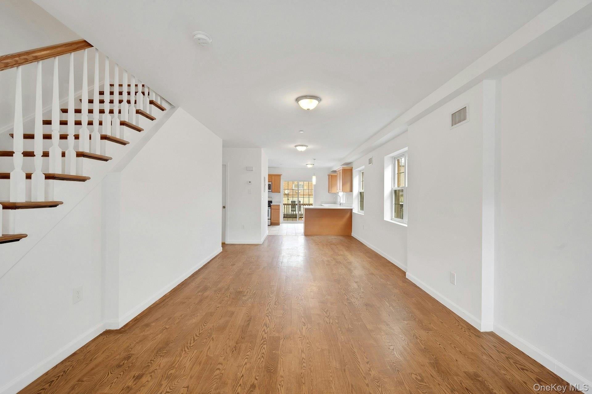 #7 photo, 820 Hollywood Avenue, Bronx , NY 10465