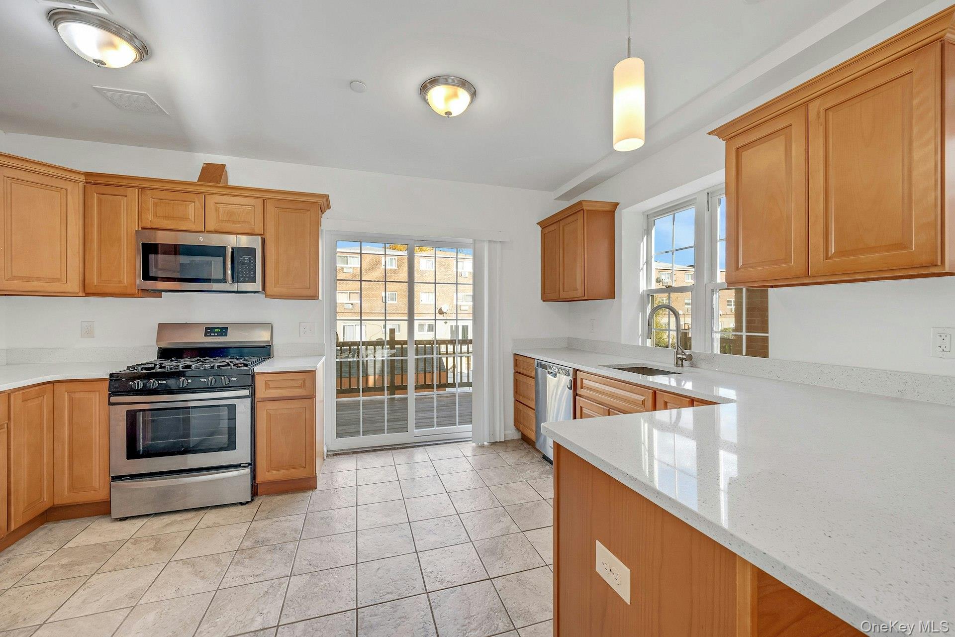 #10 photo, 822 Hollywood Avenue, Bronx , NY 10465