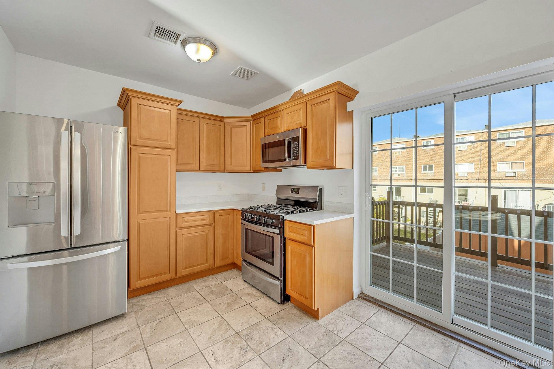 #11 photo, 822 Hollywood Avenue, Bronx , NY 10465