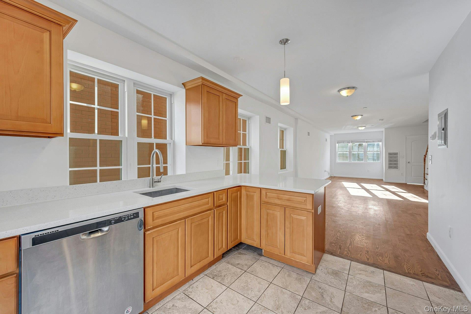 #13 photo, 822 Hollywood Avenue, Bronx , NY 10465