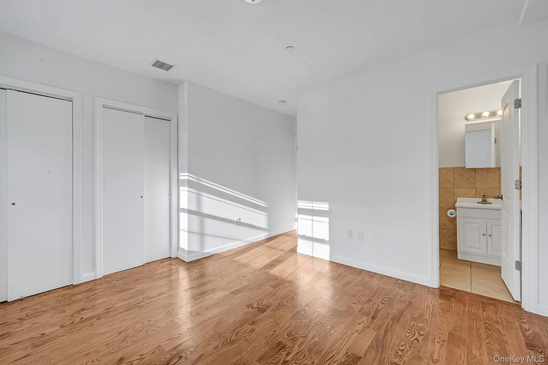 #16 photo, 822 Hollywood Avenue, Bronx , NY 10465