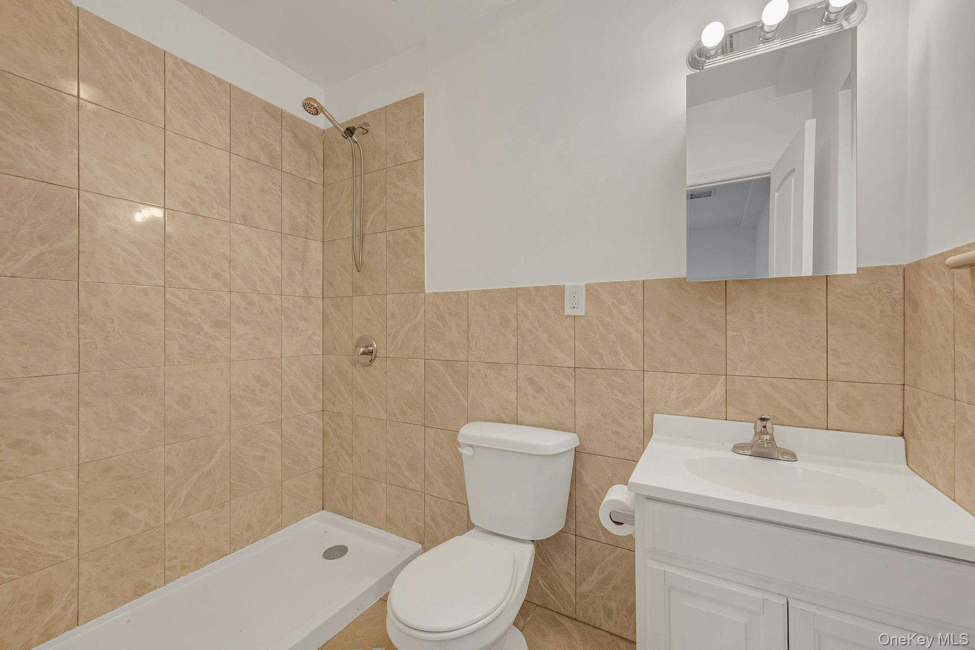 #19 photo, 822 Hollywood Avenue, Bronx , NY 10465