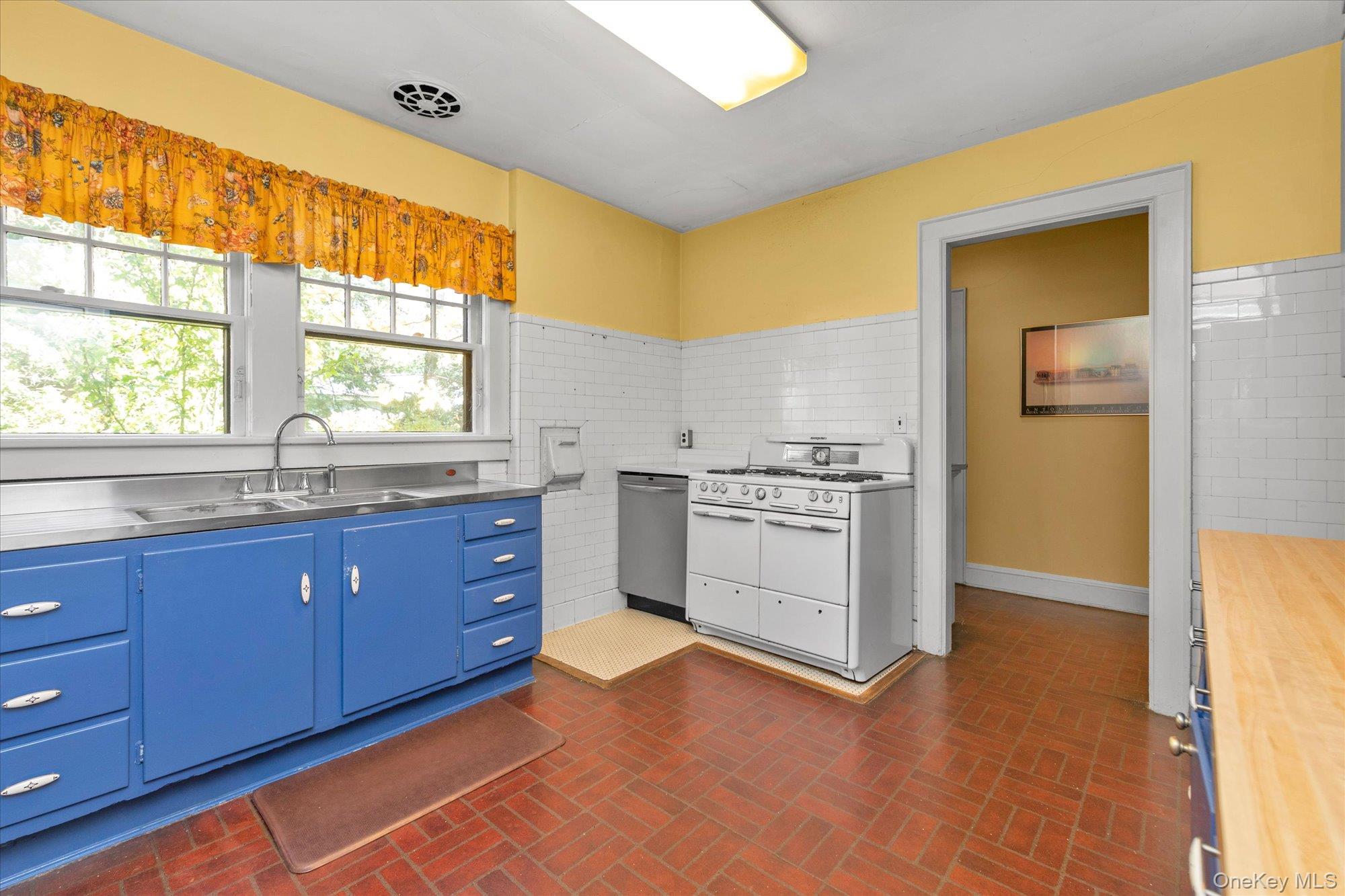 #11 photo, 57 Beacon Hill Road, Port Washington , NY 11050