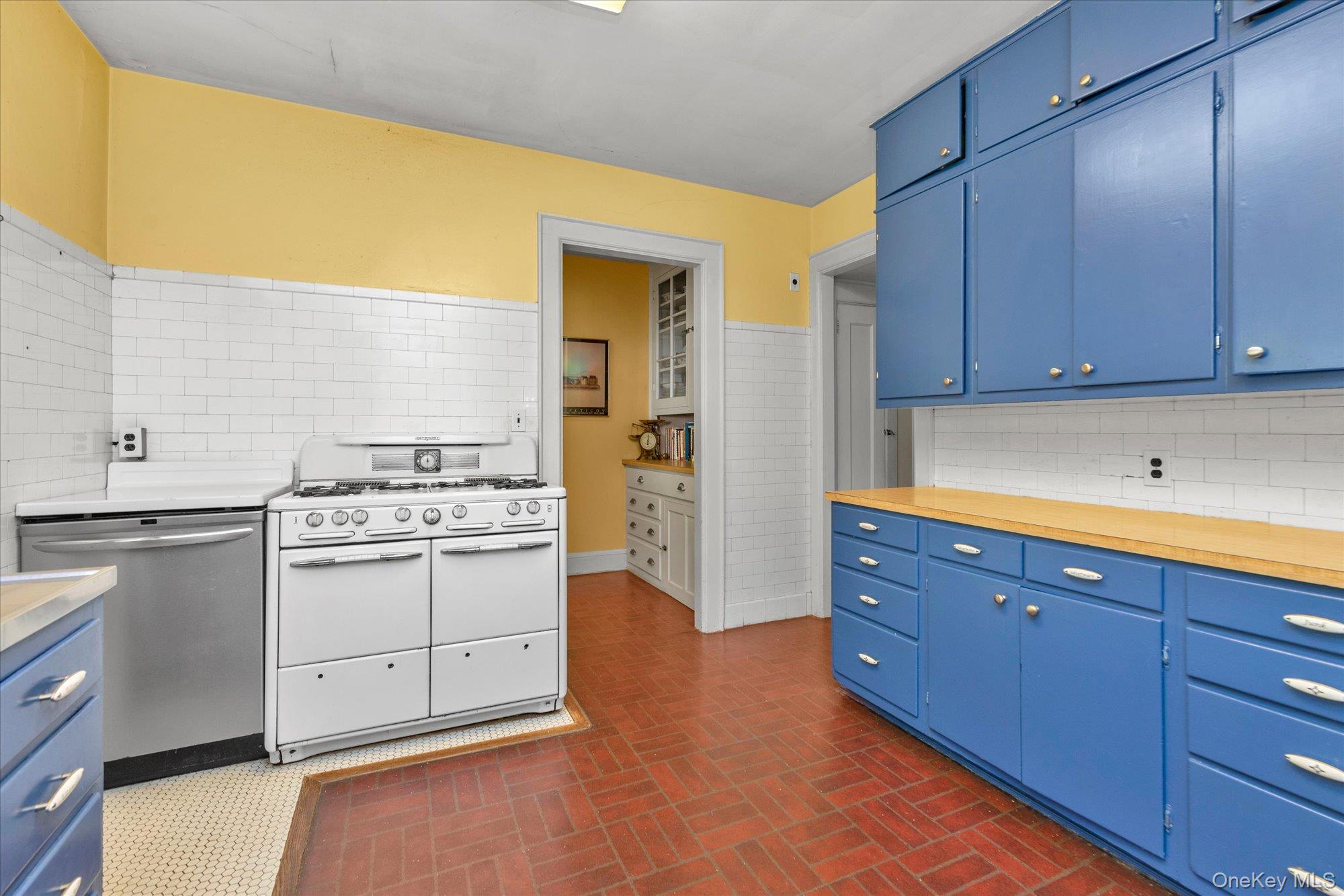 #13 photo, 57 Beacon Hill Road, Port Washington , NY 11050