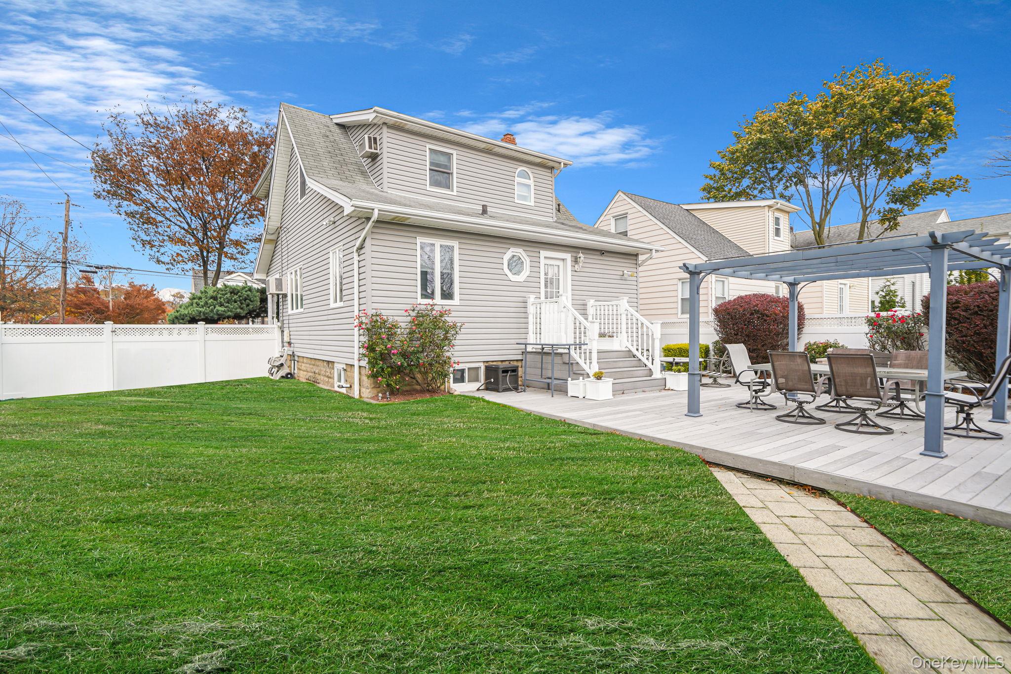 #3 photo, 1800 Stuyvesant Avenue, Merrick , NY 11566