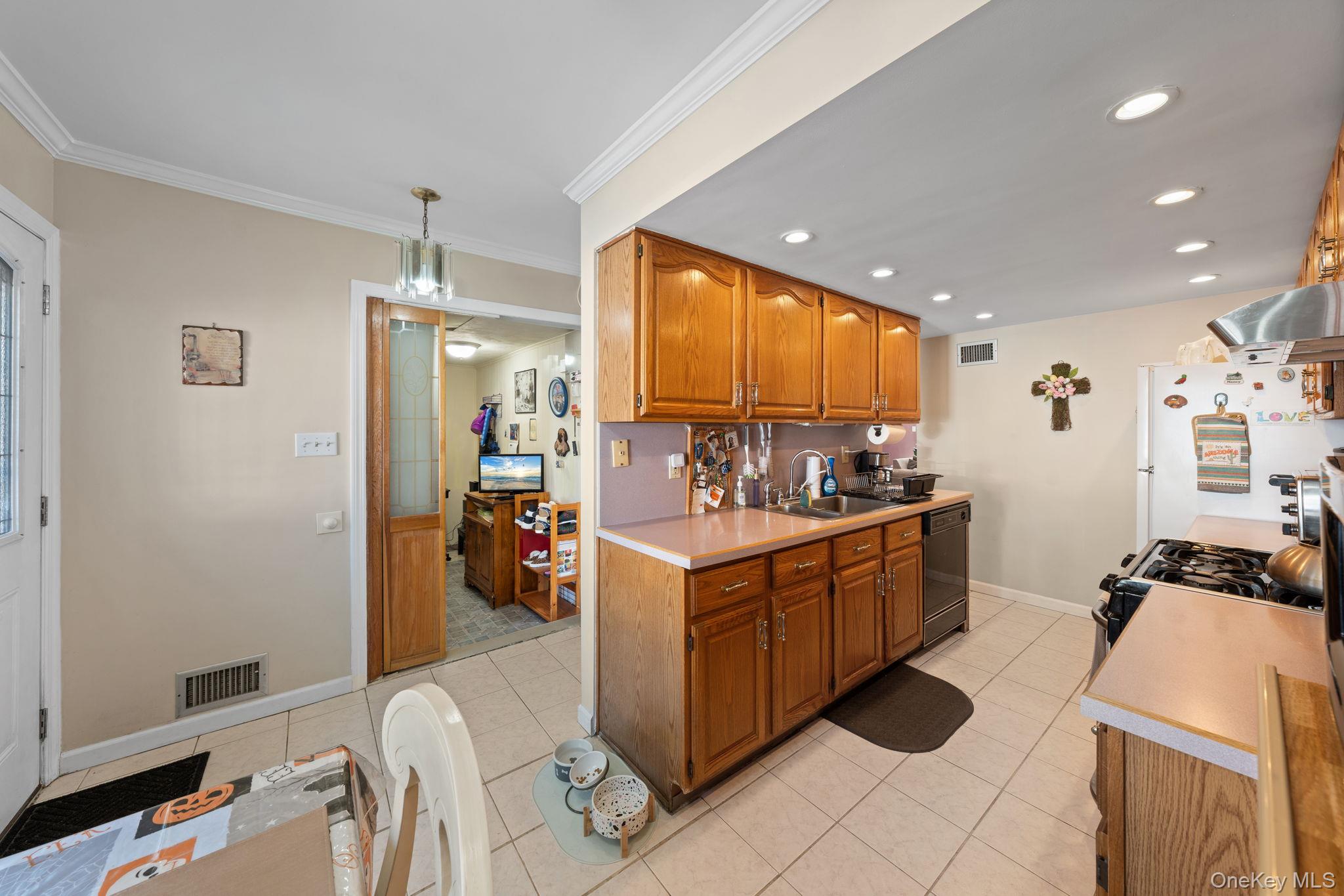 #5 photo, 234 Dover Green, Staten Island , NY 10213