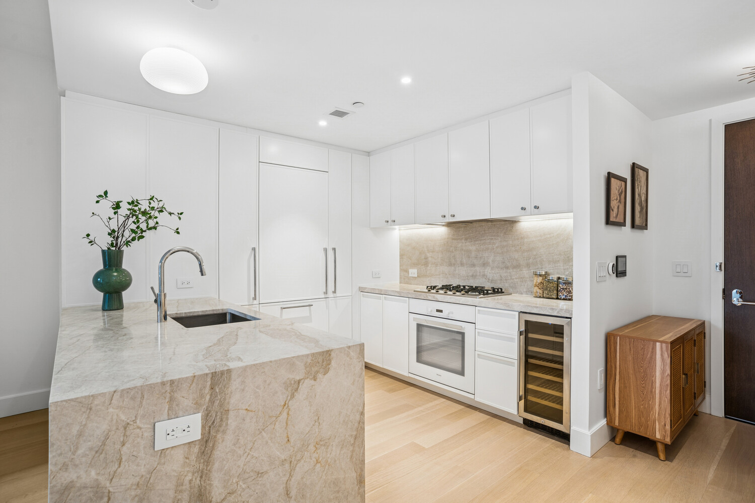 #4 photo, 212 W 72ND Street, Lincoln Square , NY 10023