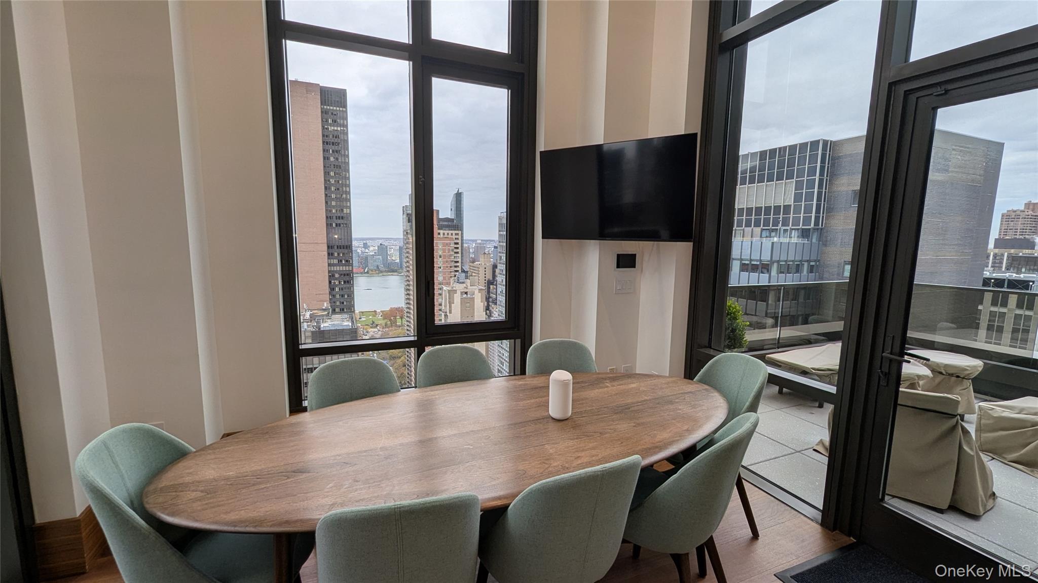 #14 photo, 135 E 47th Street, New York (Manhattan) , NY 10017