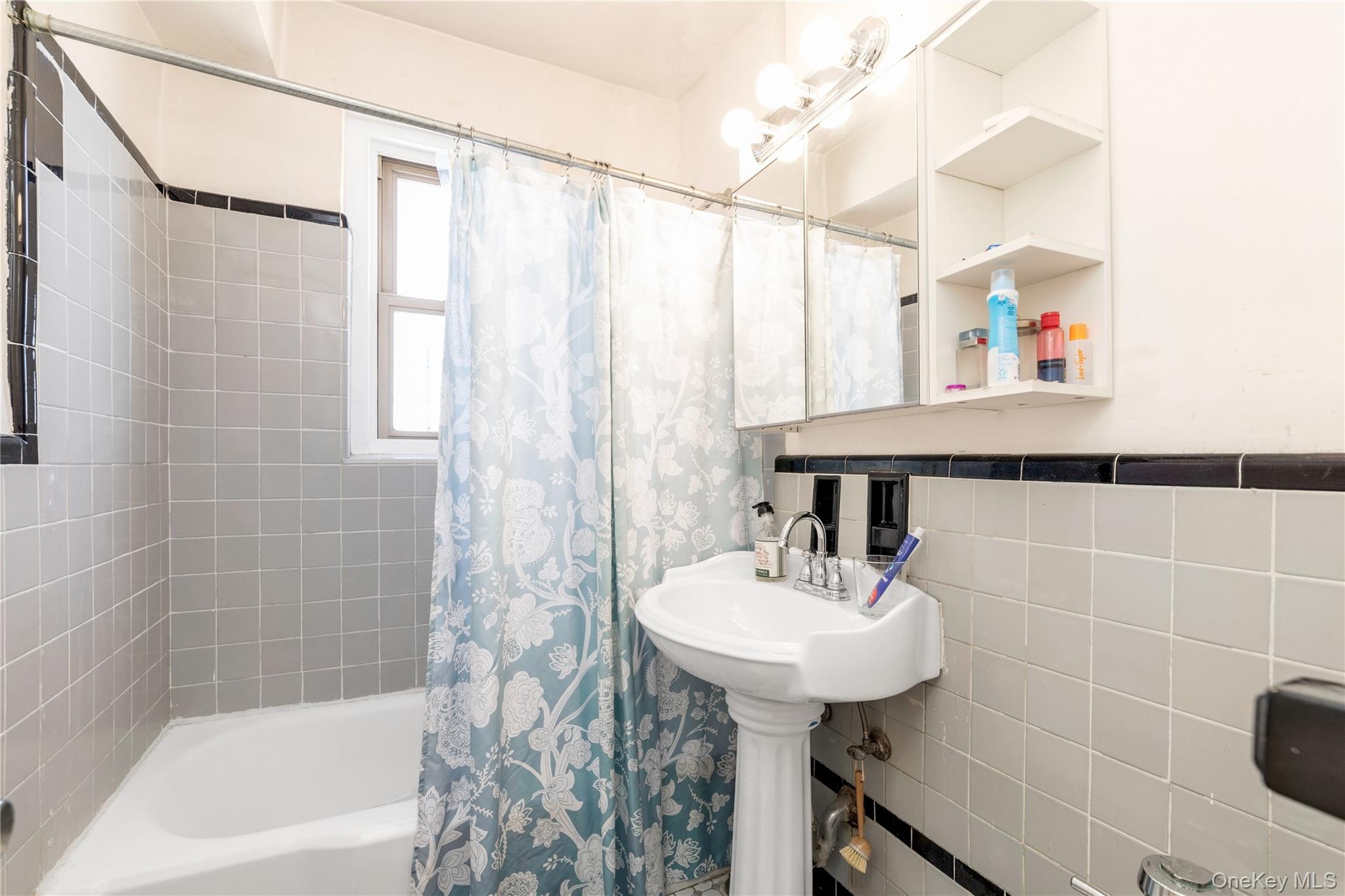 #8 photo, 84-49 168th Street, Jamaica Hills , NY 11432