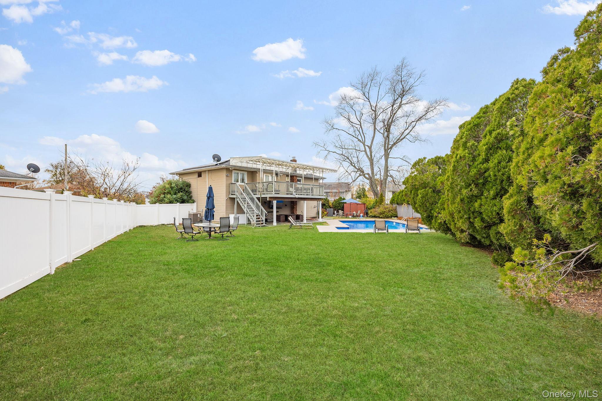 #18 photo, 14 Hilton Court, Hicksville , NY 11801