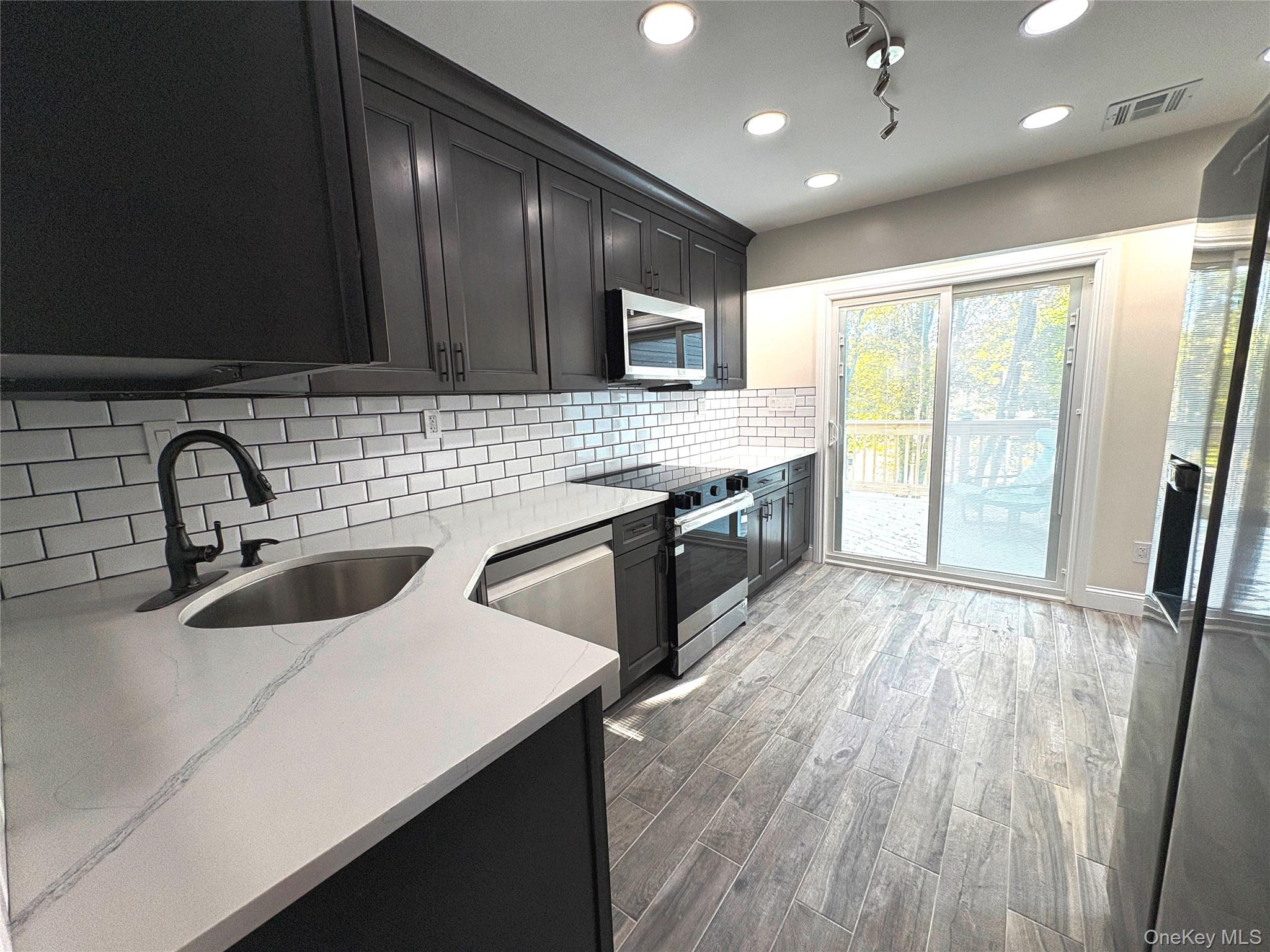 #4 photo, 364 W 2nd Street, West Islip , NY 11795