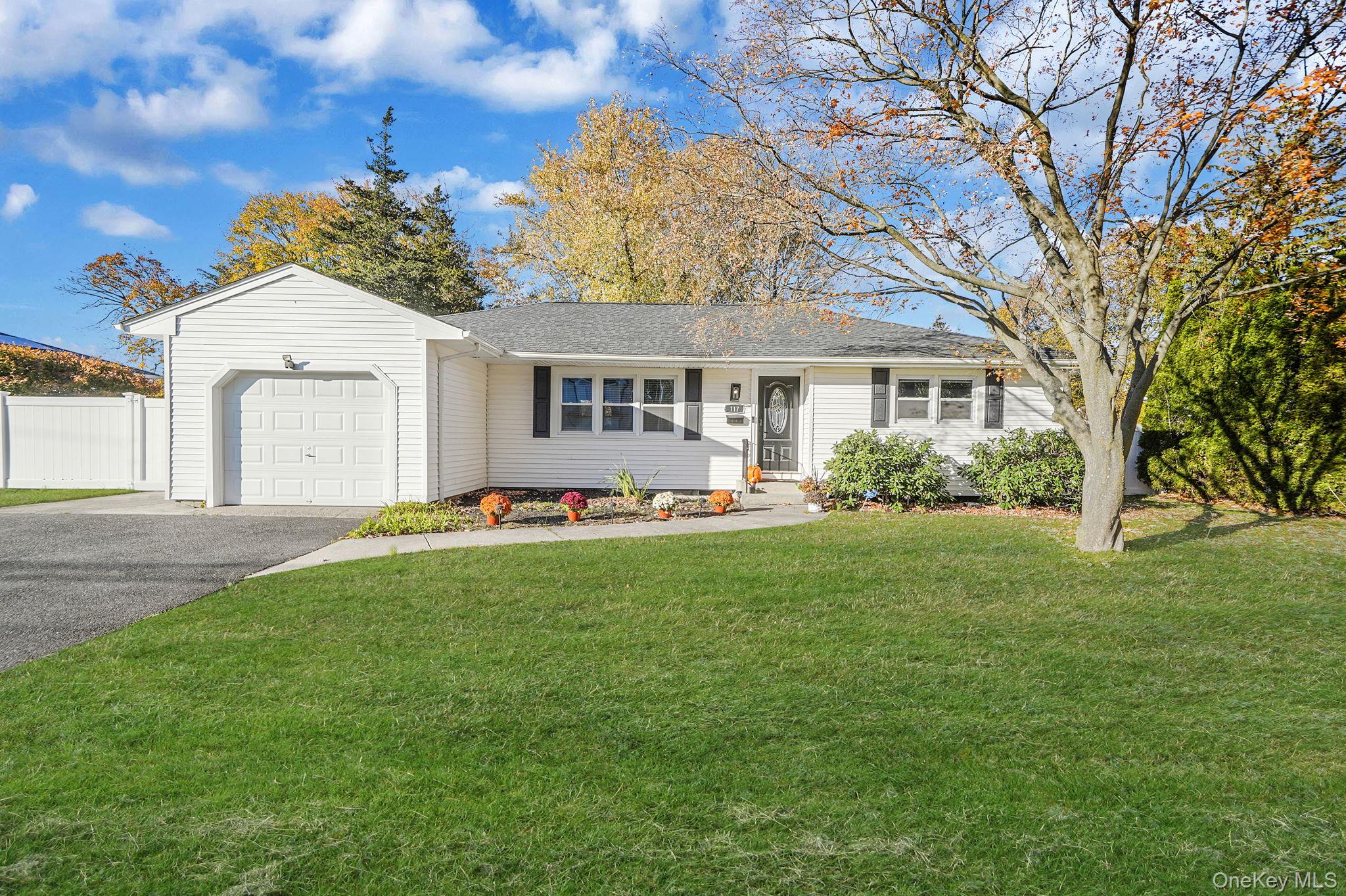 #1 photo, 117 5th Street, سوفولك Saint James , NY 11780