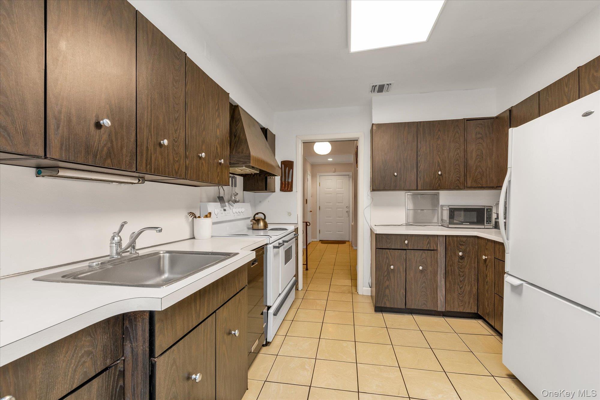 #8 photo, 104 Olive Lane, New Hyde Park , NY 11040