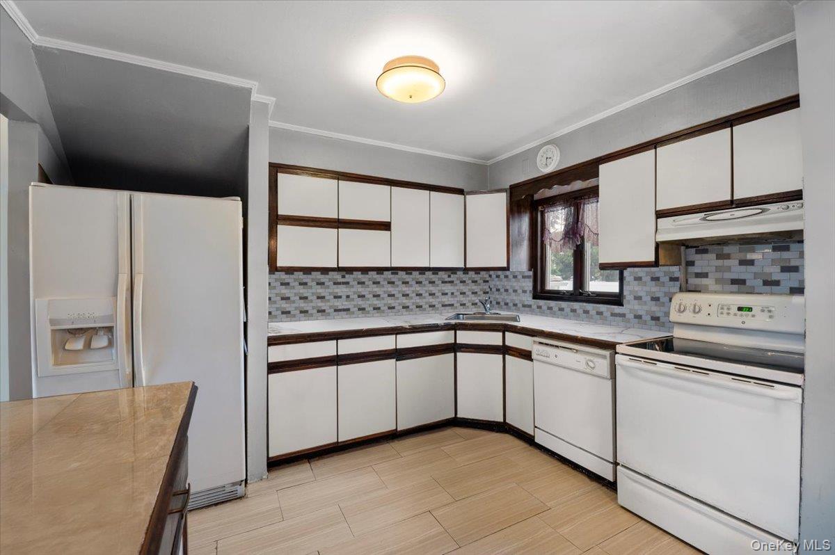 #3 photo, 26 Bradford Lane, Bethpage , NY 11714