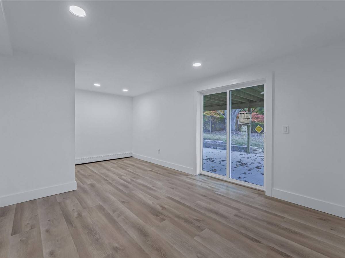 #24 photo, 99 Elmwood Avenue, サフォーク郡 Selden , NY 11784