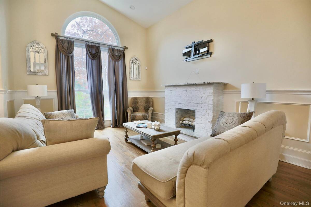 #2 photo, 7 Sweet Briar Path, Lake Grove , NY 11755