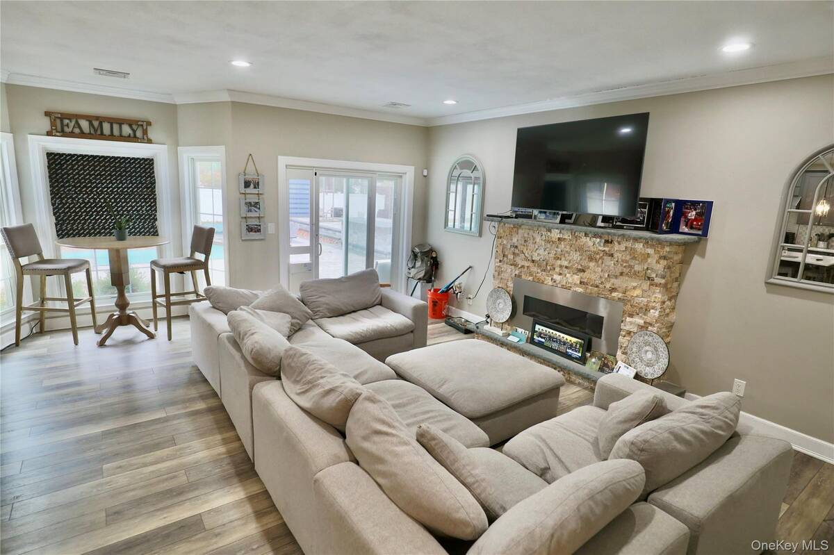 #4 photo, 7 Sweet Briar Path, Lake Grove , NY 11755