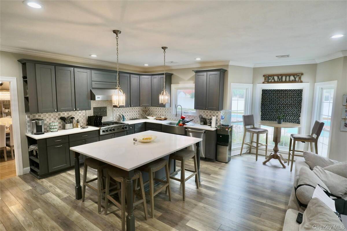 #5 photo, 7 Sweet Briar Path, Lake Grove , NY 11755