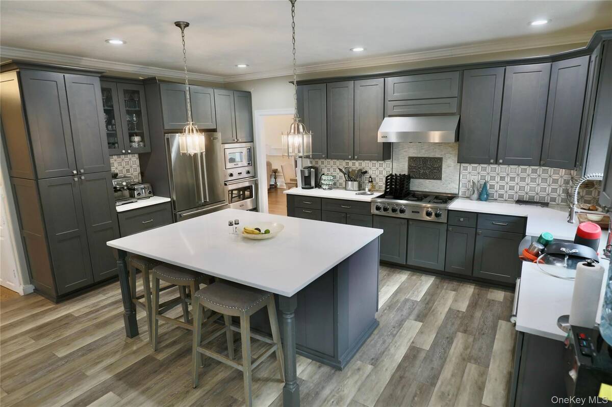 #6 photo, 7 Sweet Briar Path, Lake Grove , NY 11755