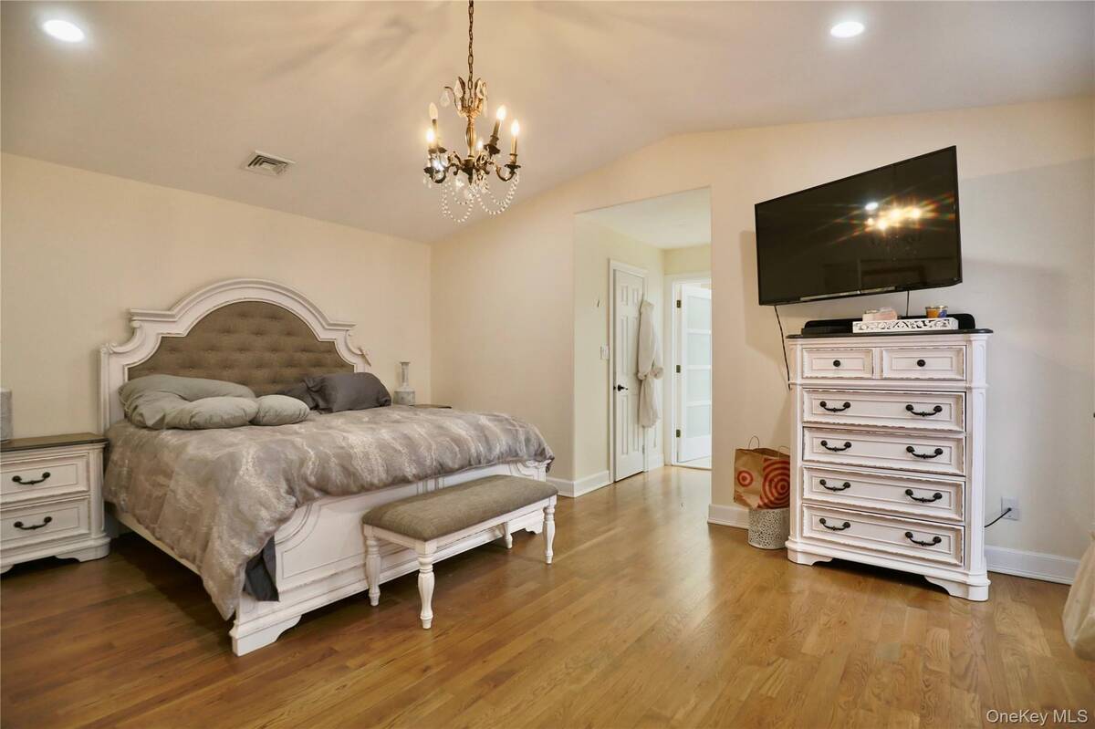 #7 photo, 7 Sweet Briar Path, Lake Grove , NY 11755