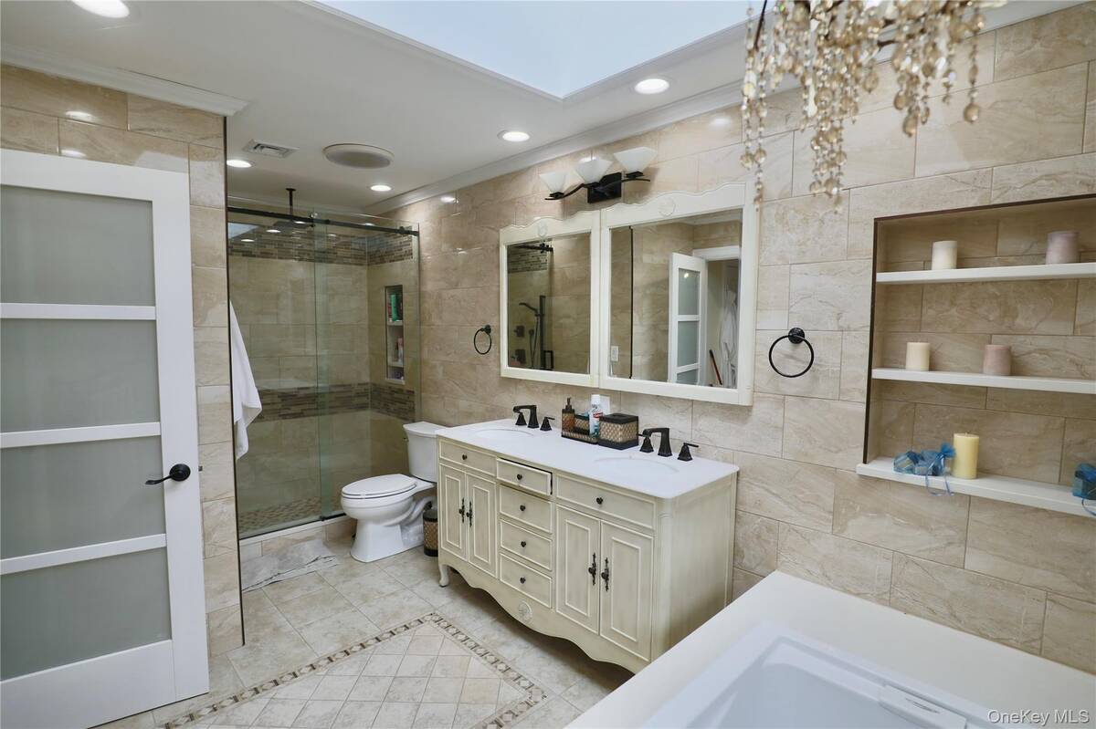 #8 photo, 7 Sweet Briar Path, Lake Grove , NY 11755