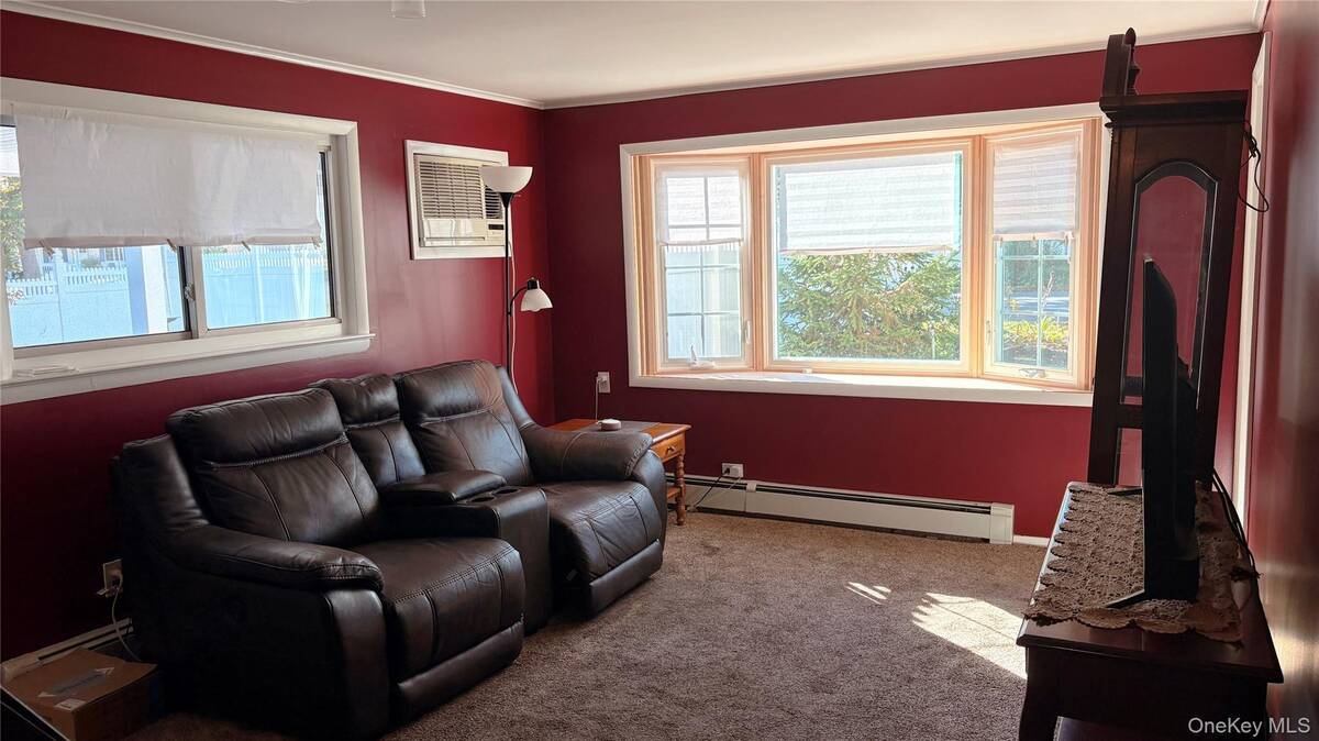 #19 photo, 364 W 2nd Street, West Islip , NY 11795