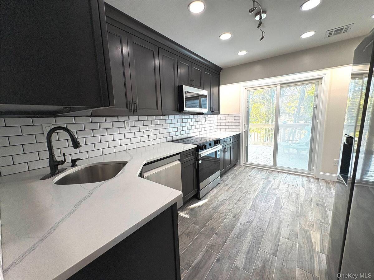 #3 photo, 364 W 2nd Street, West Islip , NY 11795