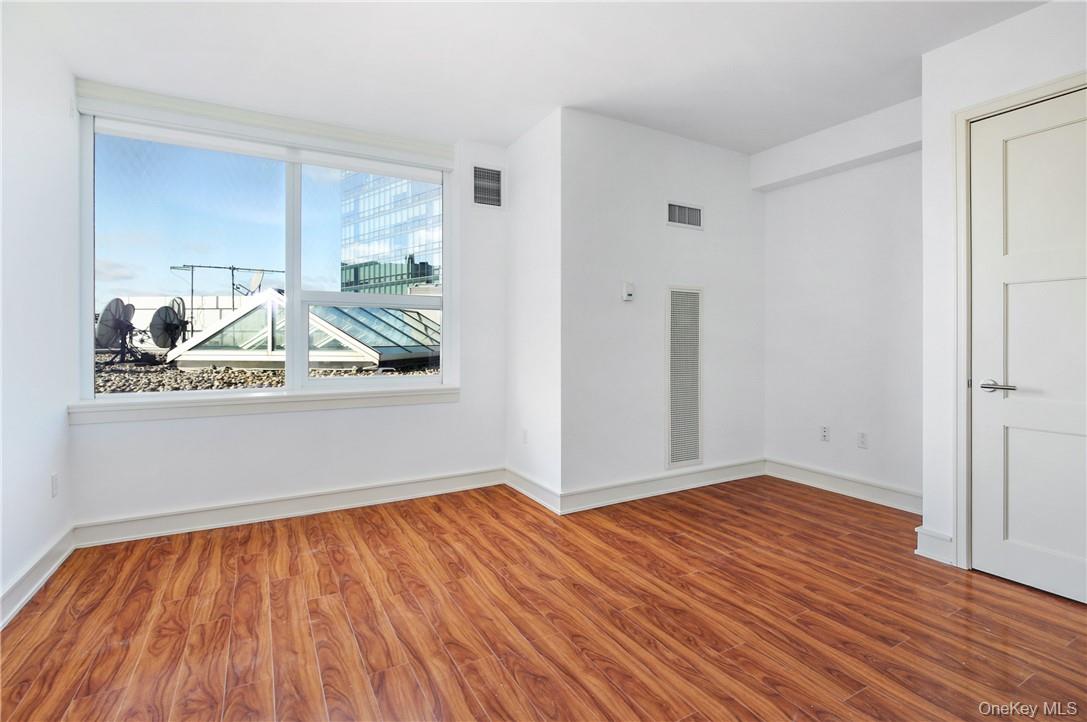 #15 photo, 1 Renaissance Square, White Plains , NY 10601